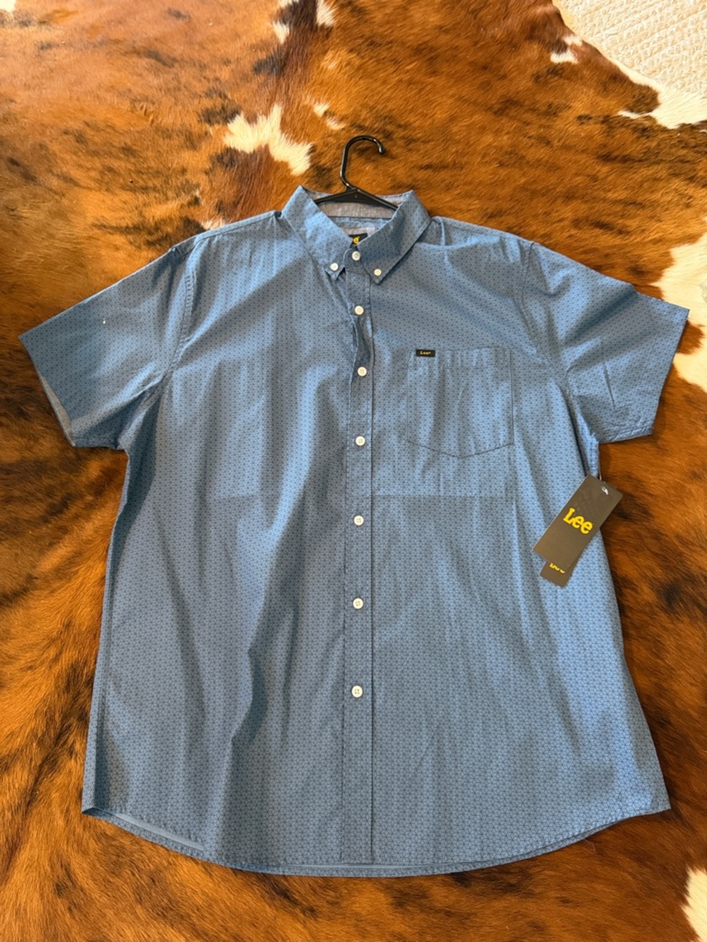 Lee Short Sleeve Button-Down Shirt in Light Blue with Subtle Pattern